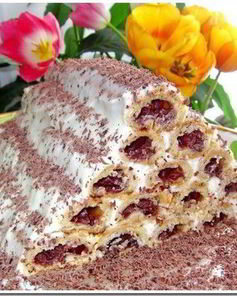 Медовые пирожные с вишнями