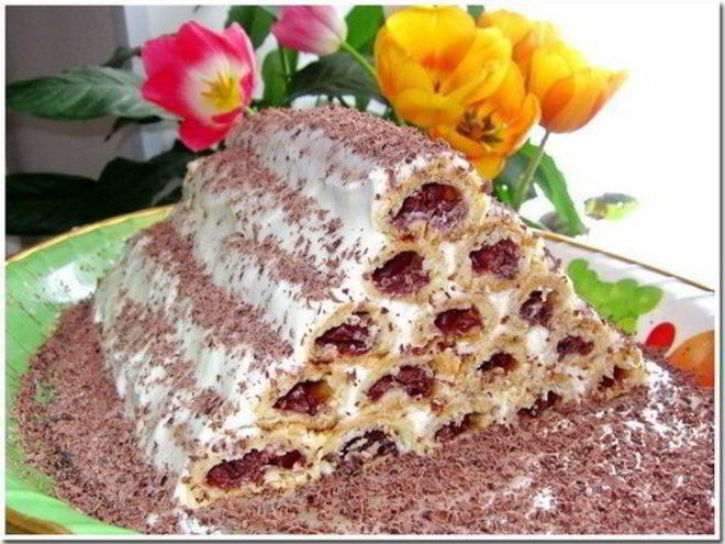 Рецепт медовых пирожных с вишнями