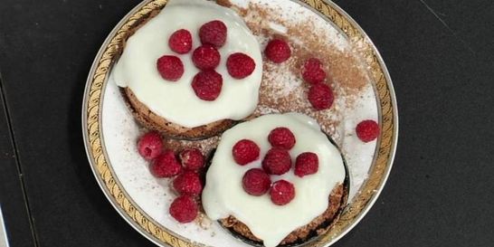 Миндальные пирожные с малиной