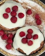 Миндальные пирожные с малиной