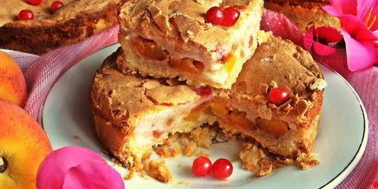 Нежное пирожное с персиками
