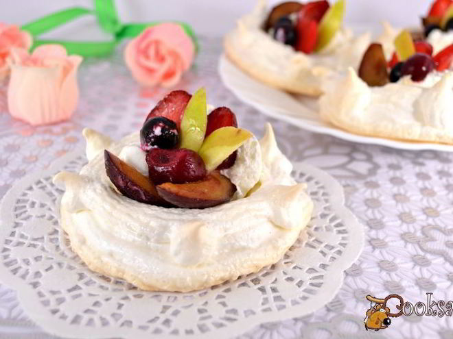 Рецепт пирожного-безе с мороженым и ягодно-фруктовым ассорти