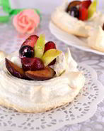 Пирожное-безе с мороженым и ягодно-фруктовым ассорти