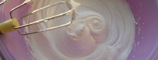 пирожное-безе с мороженым и ягодно-фруктовым ассорти. Шаг 2