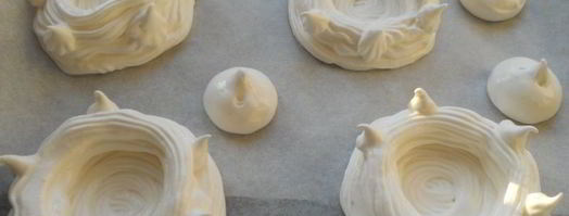 пирожное-безе с мороженым и ягодно-фруктовым ассорти. Шаг 3