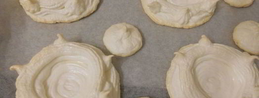 пирожное-безе с мороженым и ягодно-фруктовым ассорти. Шаг 4