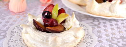 пирожное-безе с мороженым и ягодно-фруктовым ассорти. Шаг 5