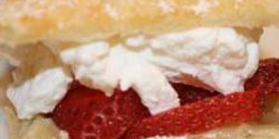 Пирожное с клубникой и сливками