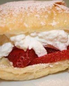 Пирожное с клубникой и сливками