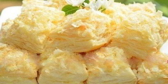 Пирожные из слоеного теста с ванильным кремом