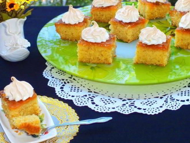 Рецепт пирожных с абрикосовым джемом и безе