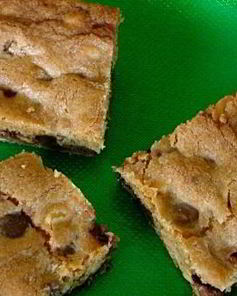 Пирожные с шоколадом и карамелью