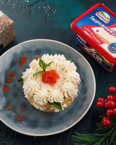 Пирожные с творожным сыром, зеленью и красной икрой