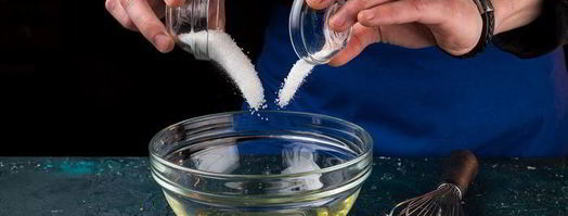 пирожные с творожным сыром, зеленью и красной икрой. Шаг 3