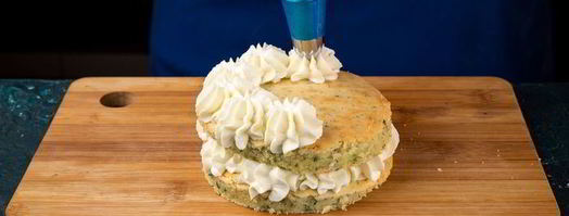 пирожные с творожным сыром, зеленью и красной икрой. Шаг 10