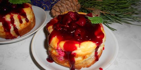 Пирожные с вишней и творожным кремом
