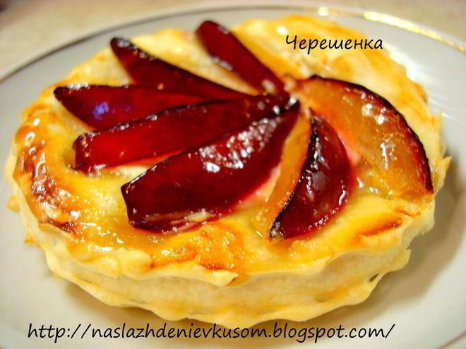 Рецепт пирожных со сливой, манго и козьим сыром