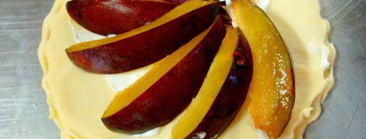 пирожные со сливой, манго и козьим сыром. Шаг 2