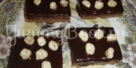 Шоколадное пирожное с орехами