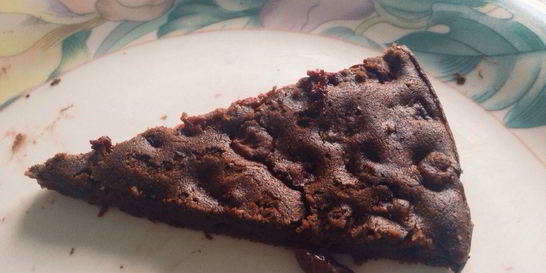 Шоколадный брауни с вишней