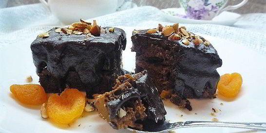 Шоколадные брауни с курагой и миндалем