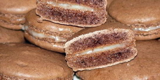 Шоколадные пирожные макароны