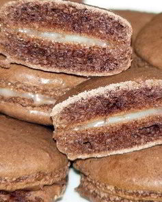 Шоколадные пирожные макароны