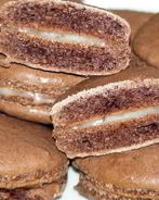 Шоколадные пирожные макароны