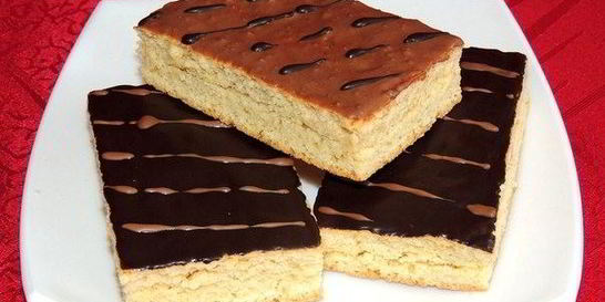 Шоколадные пирожные с джемом