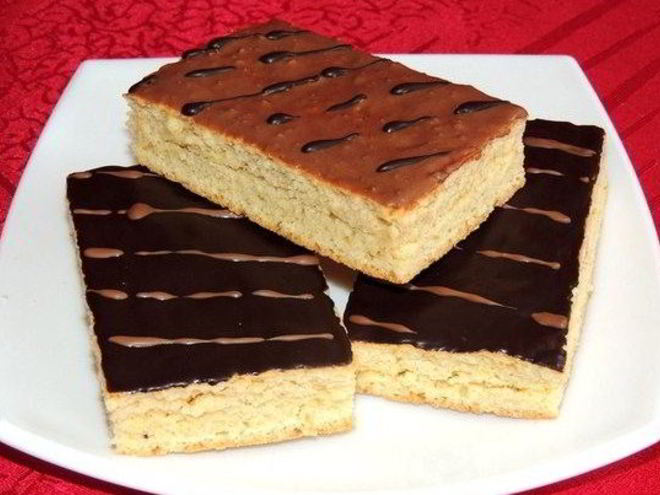 Рецепт шоколадных пирожных с джемом