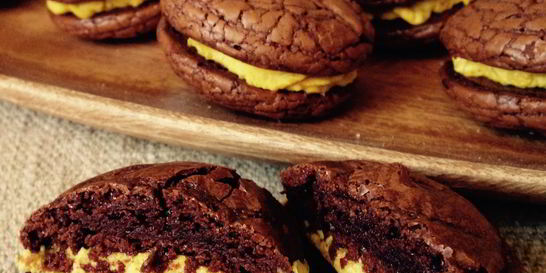 Шоколадные пирожные с ореховой начинкой