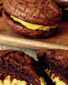 Шоколадные пирожные с ореховой начинкой