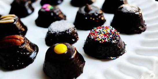 Шоколадные пирожные в сливочной глазури