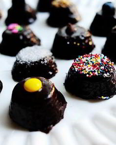 Шоколадные пирожные в сливочной глазури