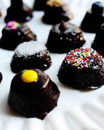 Шоколадные пирожные в сливочной глазури