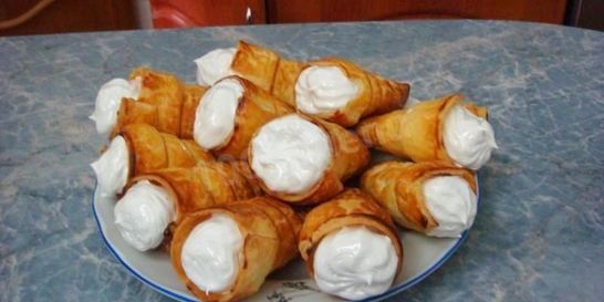 Слоеное пирожное трубочка с кремом