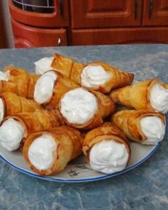 Слоеное пирожное трубочка с кремом