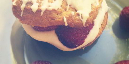 Заварные пирожные с клубникой