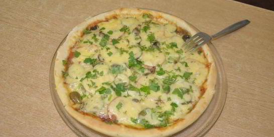 Итальянская тонкая пицца с ветчиной сыром и грибами