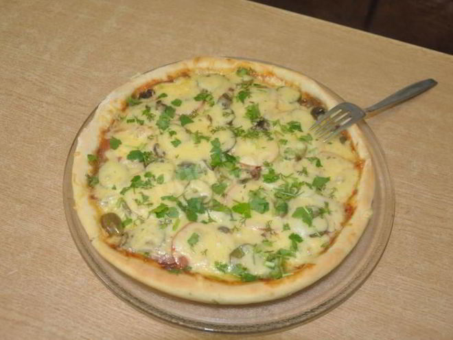 Рецепт итальянской тонкой пиццы с ветчиной сыром и грибами