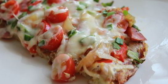 Картофельная пицца с колбасой и сыром