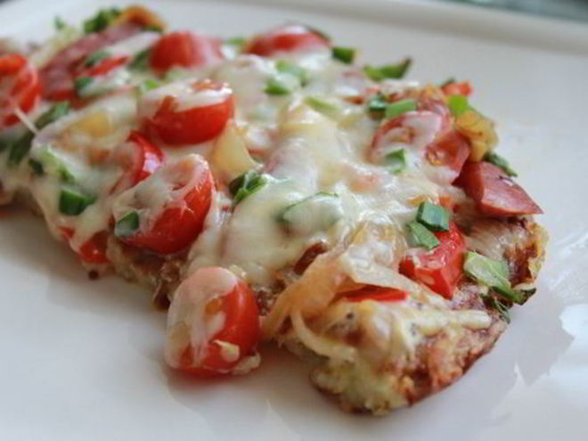 Рецепт картофельной пиццы с колбасой и сыром