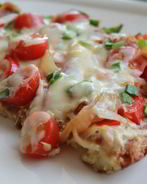 Картофельная пицца с колбасой и сыром