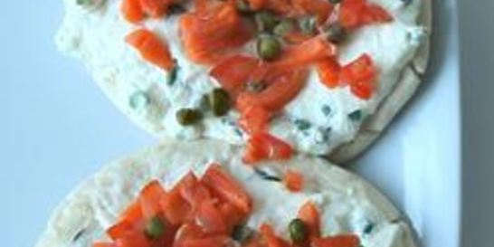 Мини-пицца с красной рыбой