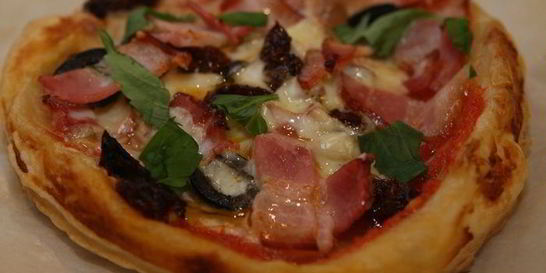 Мини-пиццы с грудинкой, помидорами и оливками