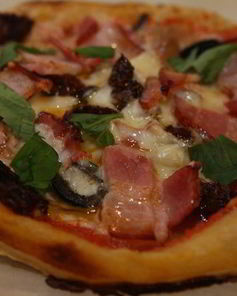 Мини-пиццы с грудинкой, помидорами и оливками