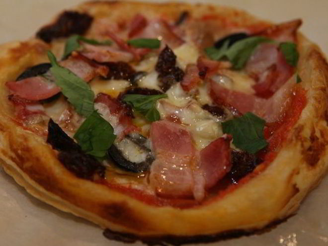 Рецепт мини-пицц с грудинкой, помидорами и оливками