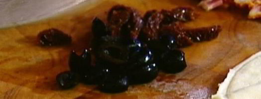 мини-пиццы с грудинкой, помидорами и оливками. Шаг 7