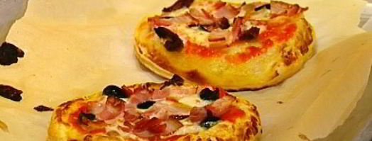 мини-пиццы с грудинкой, помидорами и оливками. Шаг 10