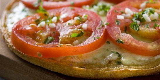 Неаполитанская пицца со свежими помидорами